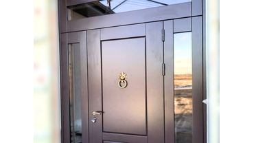 Входная стальная дверь с боковыми и верхней фрамугами со стеклопакетом. пос. красное поле