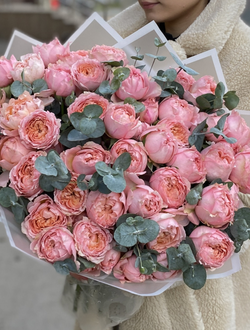 Букет из 15 кустовых роз Джульетта с эвкалиптом