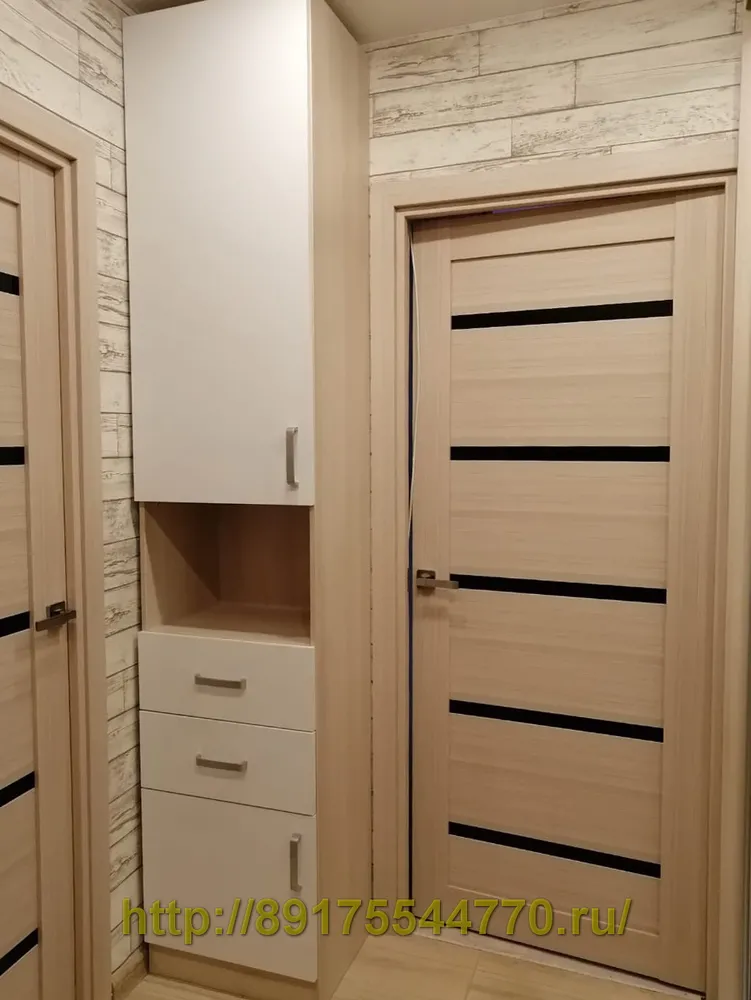 008 Небольшой шкаф в прихожей.
Корпус шкафа: ЛДСП Egger Акация Лэйклэнд светлая H1277, структура ST9
Фасады: МДФ Белый глянец
