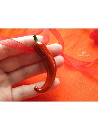 Красный перец чили. Авторская подвеска из полимерной глины