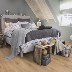 Ламинат Wineo Дуб Финляндия Золотой LA224XXLV4 в интерьере комнаты