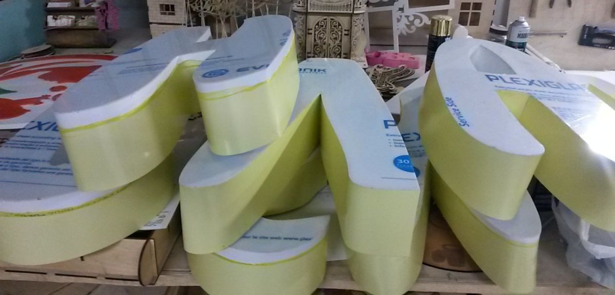 Склейка объемных букв из ПВХ и акрилового стекла в Нижнем Тагиле