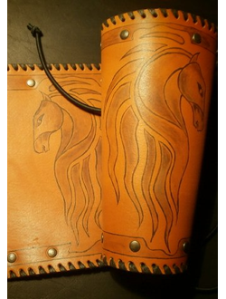 Наручи "Кудрявая лошадь".