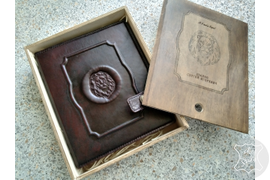 мужской ежедневник - органайзер из натуральной кожи в деревянном пенале с гравировкой