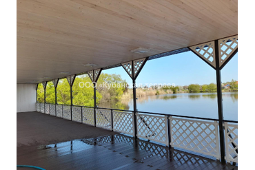 Деревянный навес-кафе с настилом из ДПК на озере 