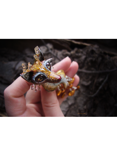 "Пятихвостая кицунэ, разжигающая пламя лисица", фэнтези-брошь в восточном стиле