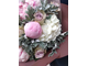 Нежный букет из сиреневых роз монинг дью, цинерарии, гортензии и розовых пионов