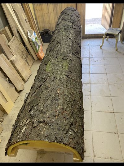 имитация ствола дерева в интерьере