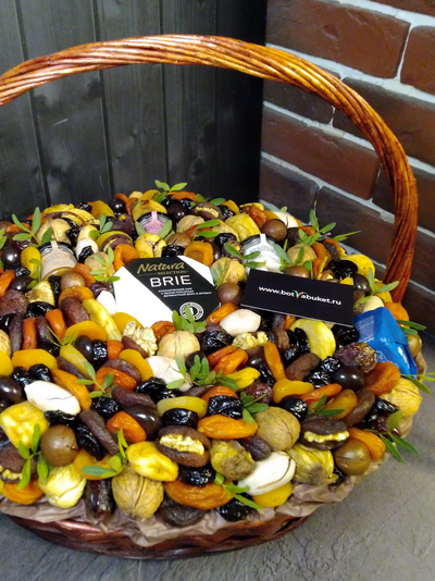 Корзина из сухофруктов и орехов