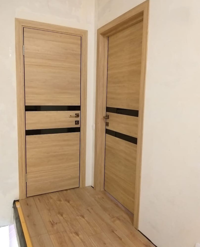 WESTSTYLE/ IN13 ЭКОШПОН СЕНДИ/ СТЕКЛО LACOBEL ЧЕРНЫЙ/ АЛЮМИНИЕВАЯ КРОМКА ПО ТОРЦАМ