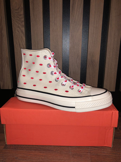 Оригинальный магазин Converse купить кеды Chuck Taylor 70 Embroidered Lips с губками A01601C