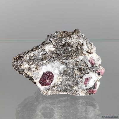 Корунд, фрагмент кристалла в слюдите. Рай-Из массив. ЯНАО. Россия.  53*45*30мм