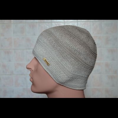 Бежевая мужская вязаная шапка