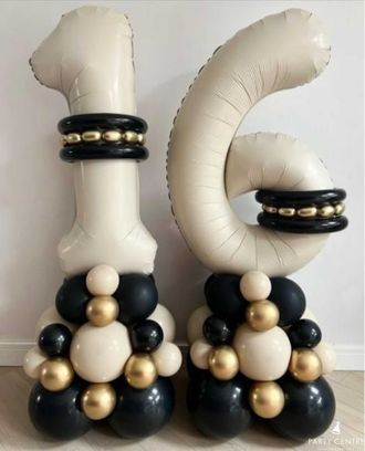 Композиция с крем цифрами в черно-золотой гамме