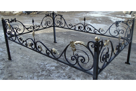 Ограда №5;
Высота полотна - 45 см;
Каркас - труба 40*40;
Рисунок - квадрат 12 мм;
Цена - 4350 (с лаком+150) р. за п.м.