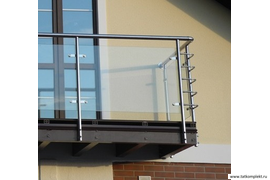 Стойки и поручень балконного ограждения изготовлены из полированной нержавеющей стали. Стекло крепится через отверстия стеклодержателями к стойке. Ограждение с боковым ( торцевым) креплением экономит полезное пространство. https://tatkomplekt.ru
