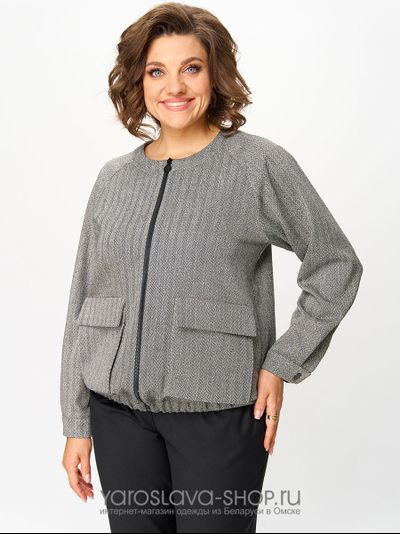 Брючный костюм: черные брюки, жакет в сером цвете