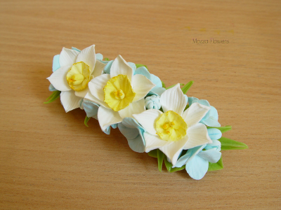 Заколка-автомат с нарциссами.