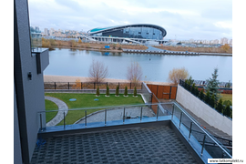 Стеклянное ограждение стилобата. Стойки нержавеющие 40х40, поручень 50х25, стекло триплекс 12мм