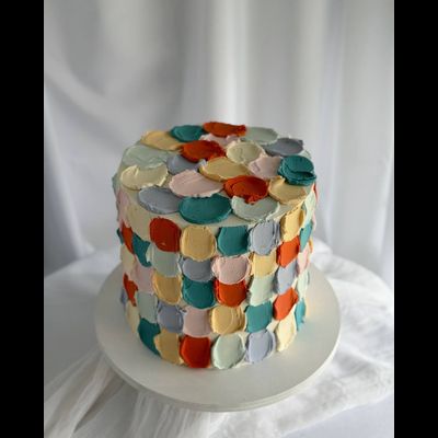 Торт с кремовым оформлением