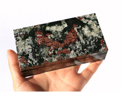 Шкатулка Эвдиалит цельнокройная, Россия, Урал (136*70*37 мм, 434 г) №10567