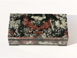 Шкатулка Эвдиалит цельнокройная, Россия, Урал (136*70*37 мм, 434 г) №10567