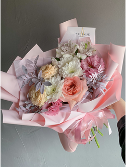 БУКЕТ ИЗ ХРИЗАНТЕМ, КУСТОВЫХ РОЗ, ЭУСТОМЫ В КРАФТ