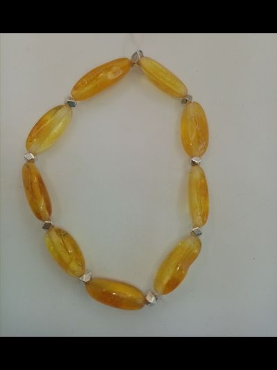 Браслет на резинке с бижутерией