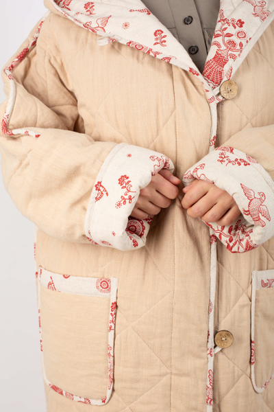 Стеганое пальто "Родное тепло" с капюшоном бежевое