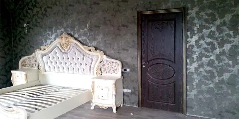 Этап установки двери в спальню