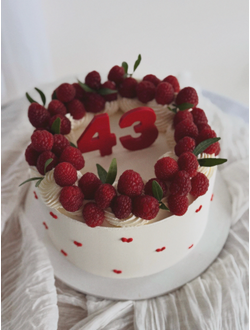 С венком малины и сердечками
