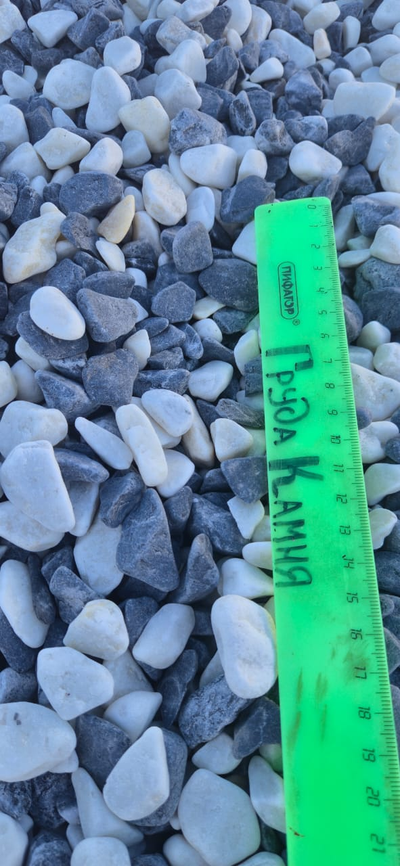 Чёрно-белая мраморная крошка галтованная, фракция 10-20 мм