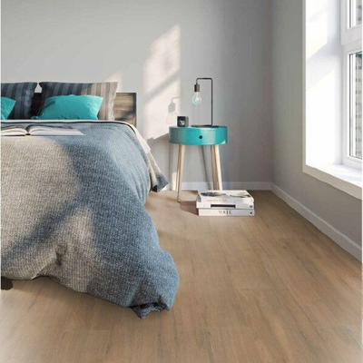 Ламинат Wineo Дуб Дикий Темно-Коричневый LA187LV4 в интерьере комнаты