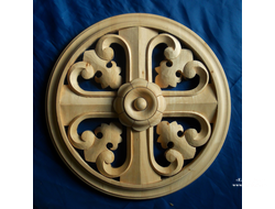 Греческий крест в круге с декоративным резным узором выполнен из дерева для церковной мебели в храм