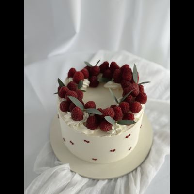 С венком малины и сердечками