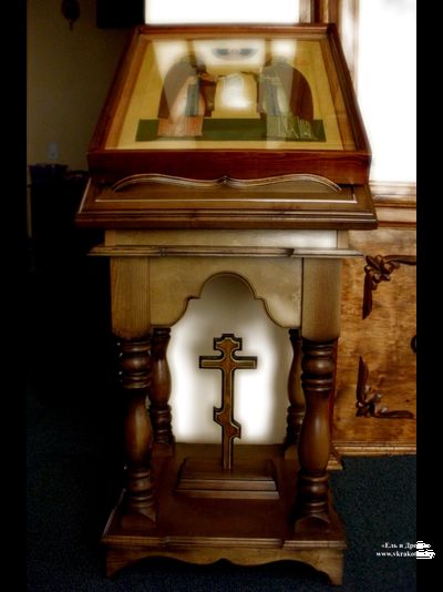 Деревянный аналой на ножках с крестом