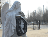Памятник со скорбящей