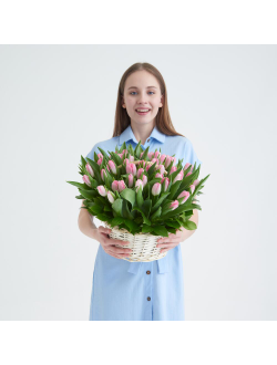 51 тюльпан в корзине