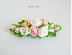 Заколка-автомат с бело-розовыми розочками.