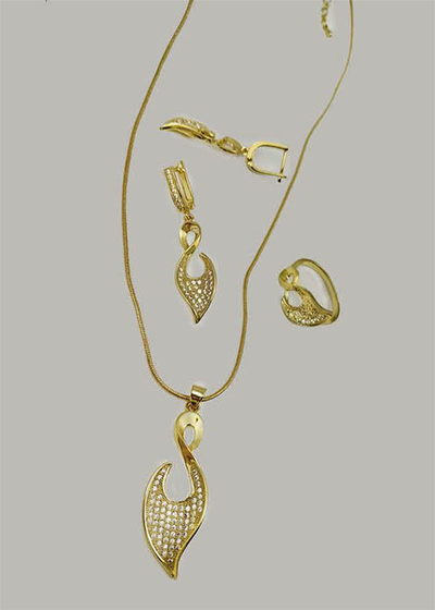 (АРТИКУЛ: 7131/52) КОМПЛЕКТ ЖЕНСКИЙ (КОЛЬЕ + СЕРЬГИ +КОЛЬЦО), МЕТАЛЛ ЦВЕТ "ЗОЛОТО", МЕЛКИЕ СТРАЗЫ