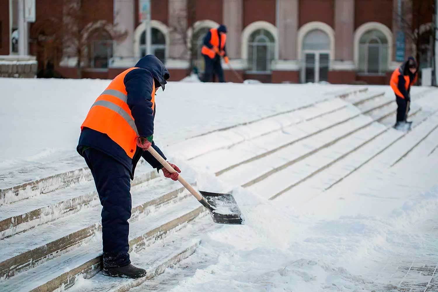 Уборка снега. Бригады профессионалов для устранения последствий сильных снегопадов - с инструментами и спецодеждой.