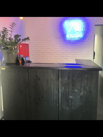 стойка ресепшн с черной рекой