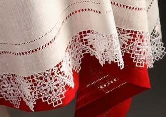 Льняная квадратная скатерть "Лаватера" 100*100 см с ручной вышивкой