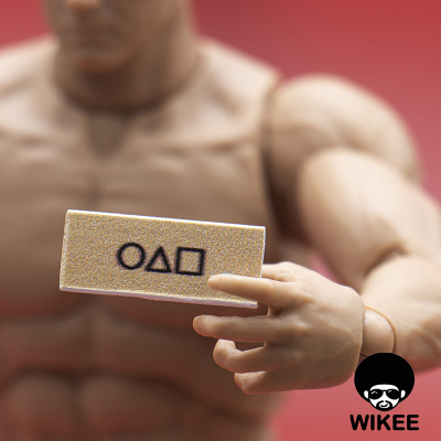 Охранник ("Игра в кальмара", Squid Game)  - КОЛЛЕКЦИОННАЯ ФИГУРКА 1/12 scale Red Suit Game Guard (WKT01A) - Wikee Toys