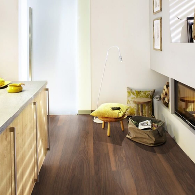 Виниловый пол Wineo 800 Wood Sardinia Wild Walnut DLC00083 в интерьере кухни