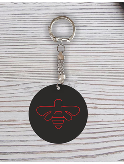 Брелок с гравировкой черно-красный талисман пчела №153