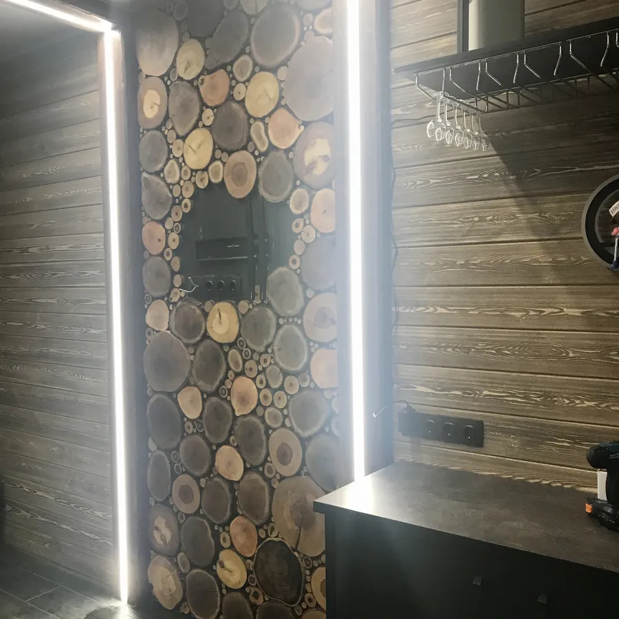 Оформление спилами дерева части стены. Работа spilcenter.com