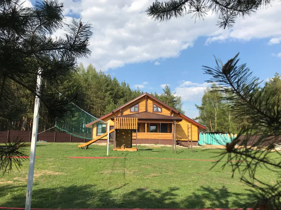 На территории так же имеется волейбольная площадка