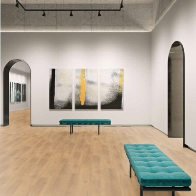 Ламинат Wineo Дуб Баланс Коричневый LA181MV4 в интерьере выставочного зала