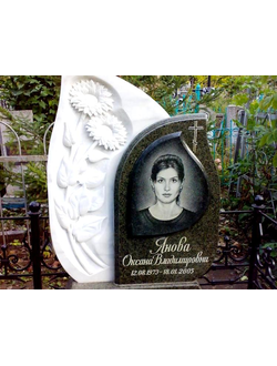 На фото фигурный памятник на могилу с резными цветами в СПб